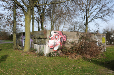 913320 Gezicht op de bunker op de hoek van de Keulsekade en de Nijverheidsweg te Utrecht.